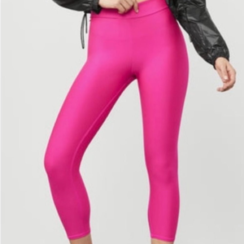 NWOT Alo Yoga - Airlift High-Waist Conceal-Zip Capri leggings Size L Pink